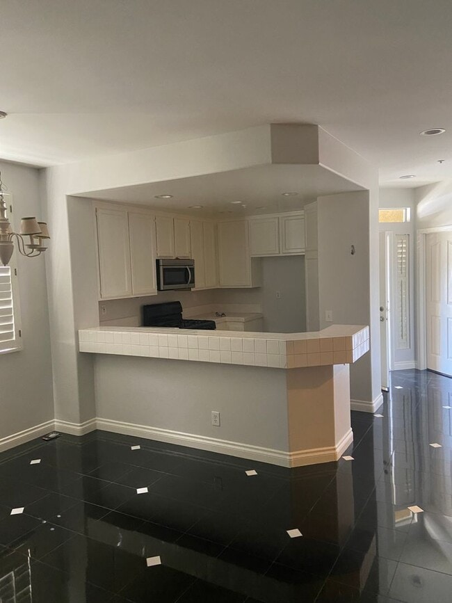 Foto del edificio - 2 BEDROOM 2 BATH CONDO LOCATED IN THE HEART OF TUSTIN RANCH $3,175