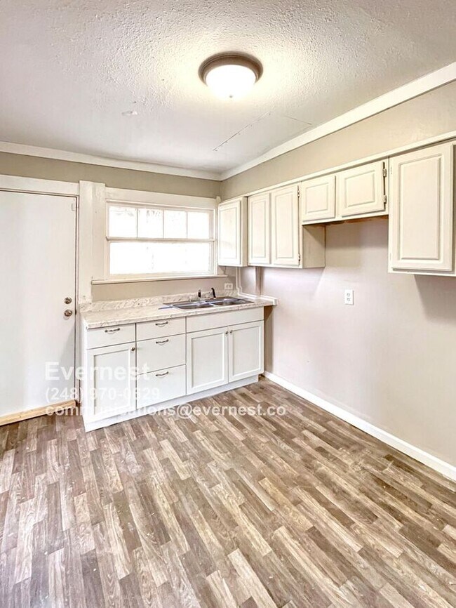 Foto del edificio - Charming 3-Bedroom Home with Basement and ...