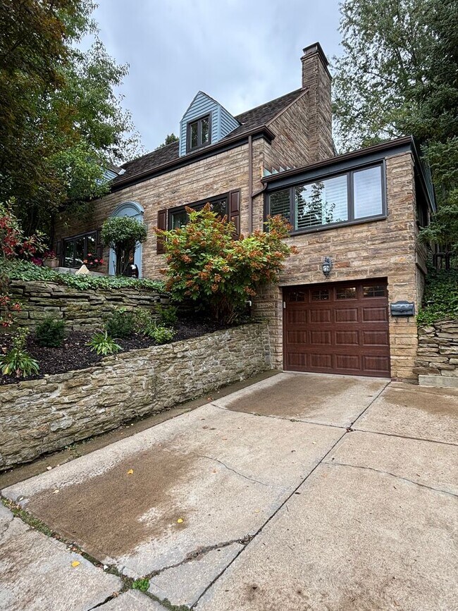 Foto del edificio - Beautiful 4 Bedroom Home In Mt. Lebanon!