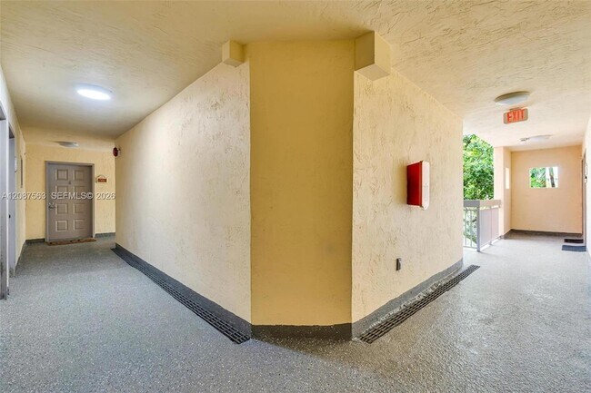 Foto del edificio - 8255 Lake Dr