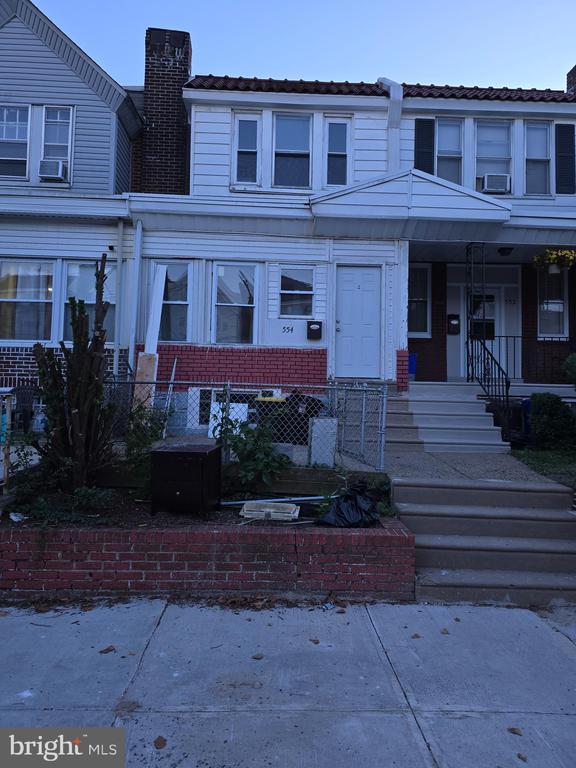 Primary Photo - 554 E Carver St