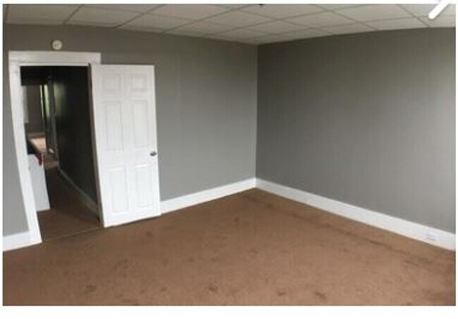 Building Photo - Extra large 3BR home in nice area