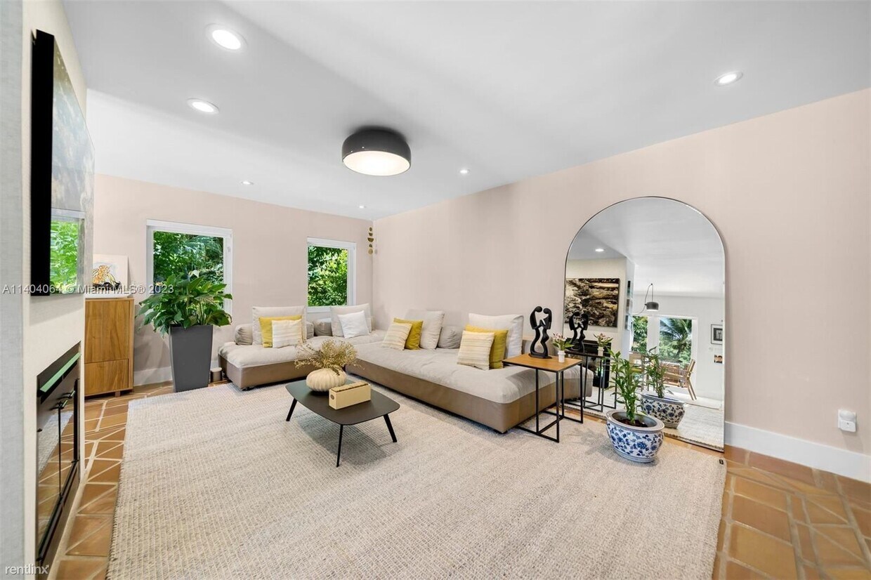 Foto principal - 4 br, 3.5 bath House - 144 E Sunrise Ave