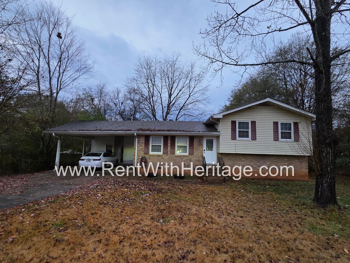 Foto principal - GREAT NEWS! 3 BEDROOM/ 2 BATH HOME WITH PARTIAL FINISHED BASEMENT