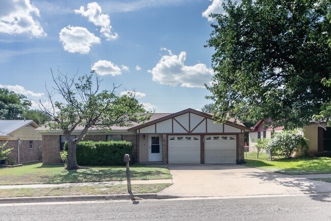 Building Photo - Charming 3 bedroom 2 bath home available soon!!