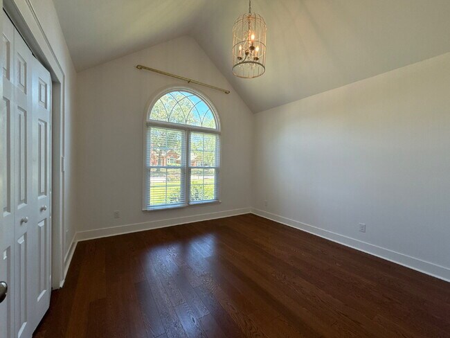 Building Photo - "Charming 4-Bed Oasis with Granite Finishe...