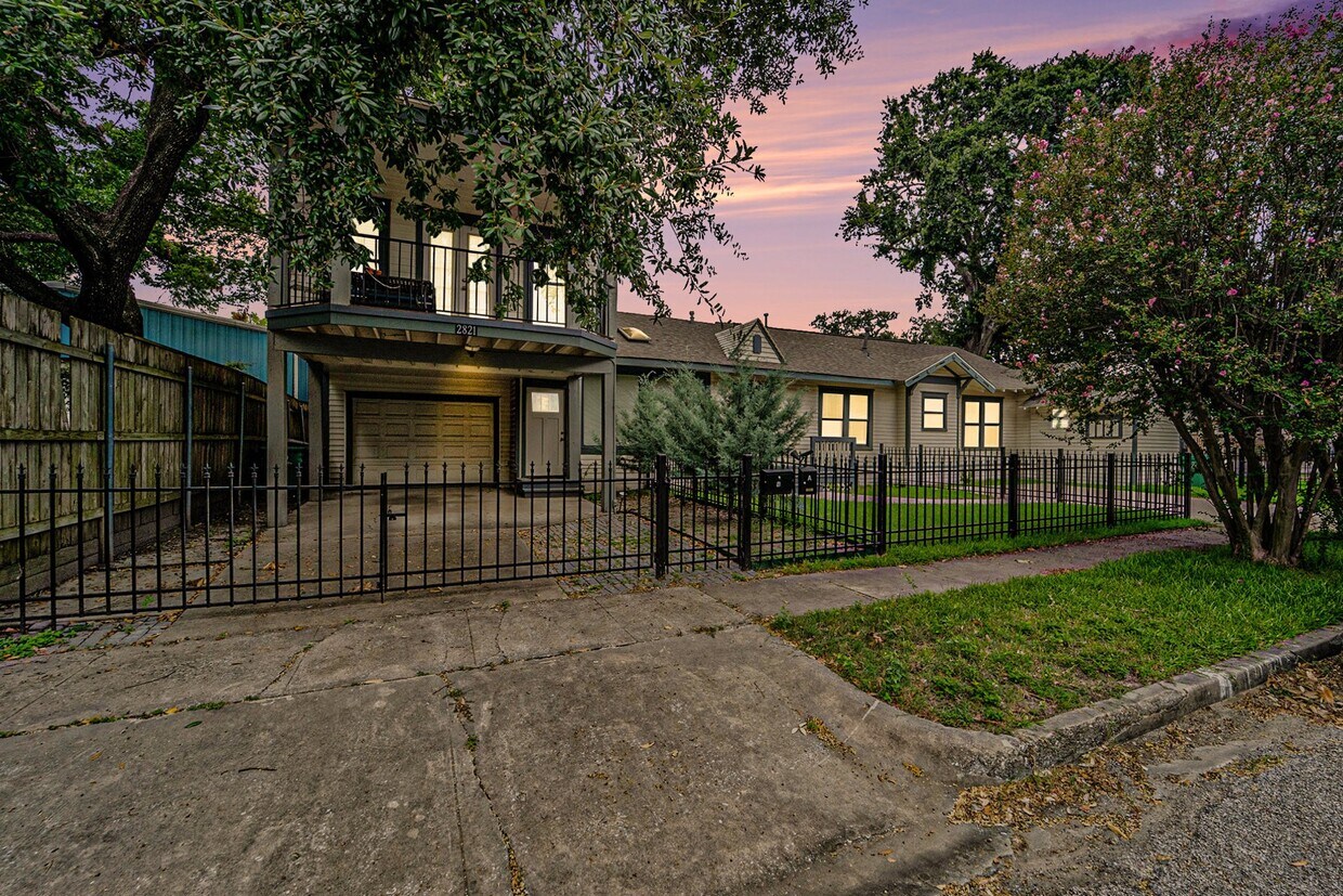 Primary Photo - 2821 Morrison St
