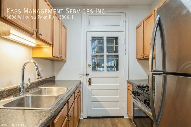 Foto del edificio - 3806 W Irving Park Rd