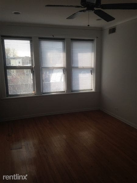 Building Photo - 1346 W Devon Ave