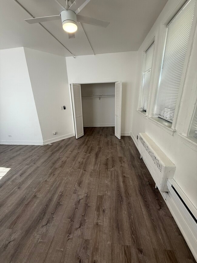 Foto del edificio - 6230 N Kenmore Ave