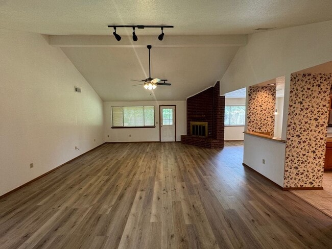 Building Photo - Spacious and Cozy Home in Convenient Location