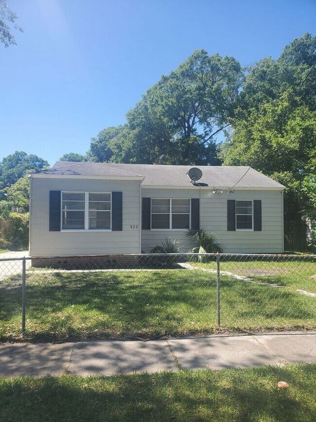 Building Photo - Renovated 3/1 in Lake Forest! VOUCHERS ACC...