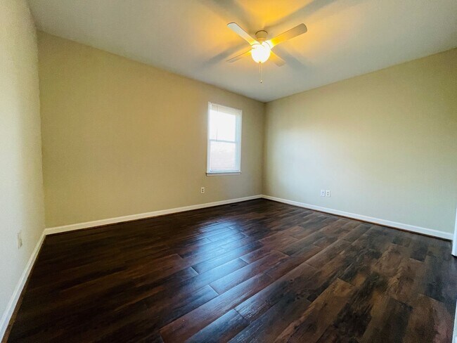 Building Photo - Available Now! North Lincoln Schools - 3 Bedrooms 2 Bath home on quiet street
