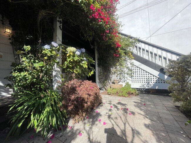 Building Photo - Noe Valley: Fully Renovated Cottage Apartm...