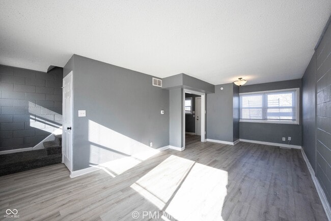 Foto del edificio - 6062 E 16th St