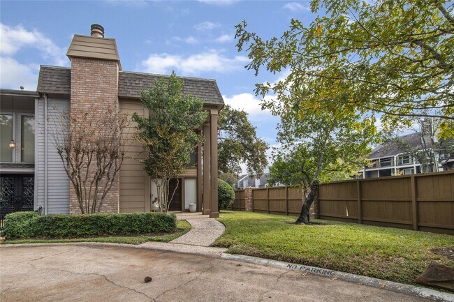 Foto del edificio - 9344 Briar Forest Dr