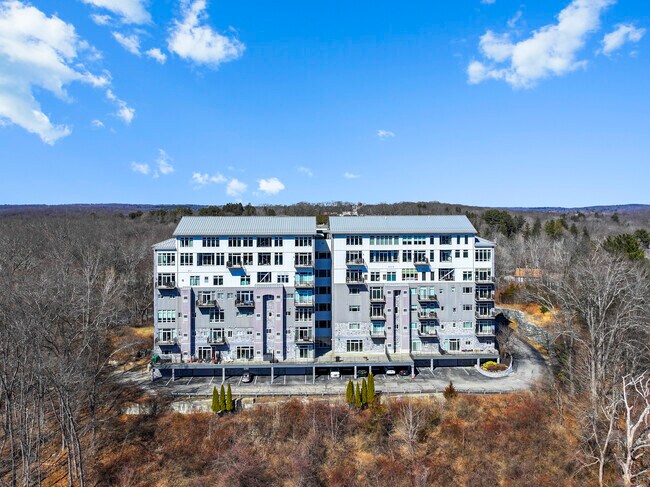 Foto del edificio - 586 W Thames St