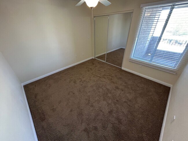 Building Photo - 2 BEDROOM / 2 FULL BATHROOMS LOCATES ON JO...