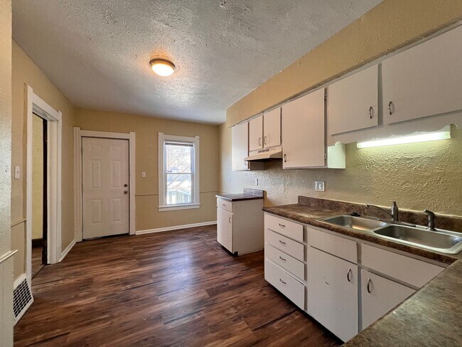 Building Photo - 3 Bedroom House