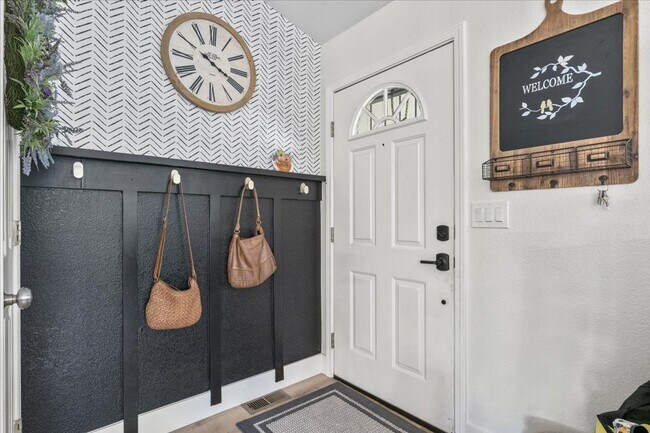Foto del edificio - .42 Acres - UPGRADED FLOORING - FIRE PIT -...