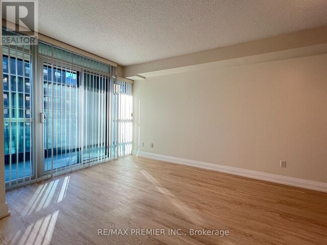 Photo du bâtiment - 525 Wilson Ave