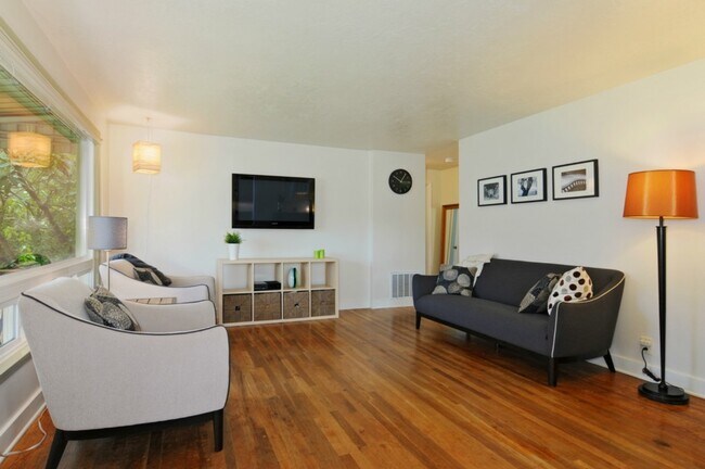 Building Photo - Gem Of A Home in Shoreline!