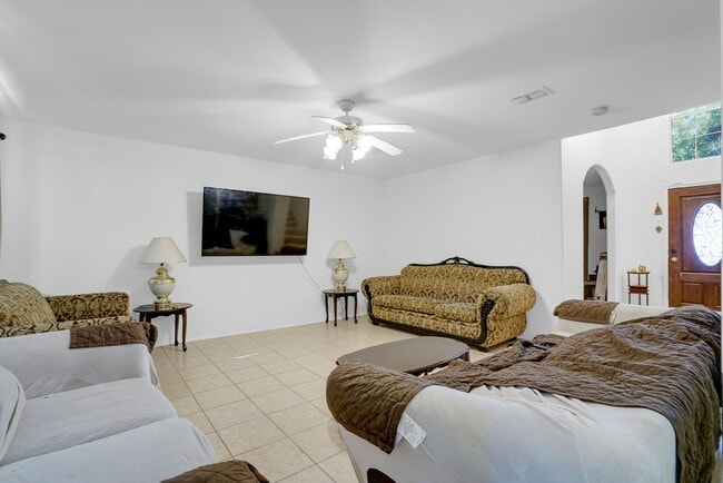 Building Photo - SPACIOUS 2-STORY! LOCATION!