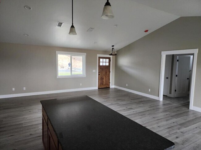 Building Photo - 2027 SW Ford