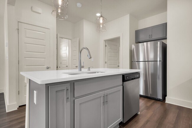 Building Photo - 1 Bedroom Cottage with fenced backyard!