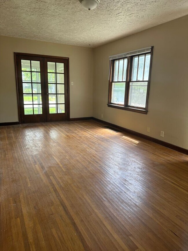 Building Photo - Updated 3 Bedroom, 1 Bathroom House- 744 W...
