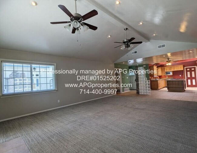 Building Photo - Impressive 3 bedroom / 3 bathroom Ranch st...