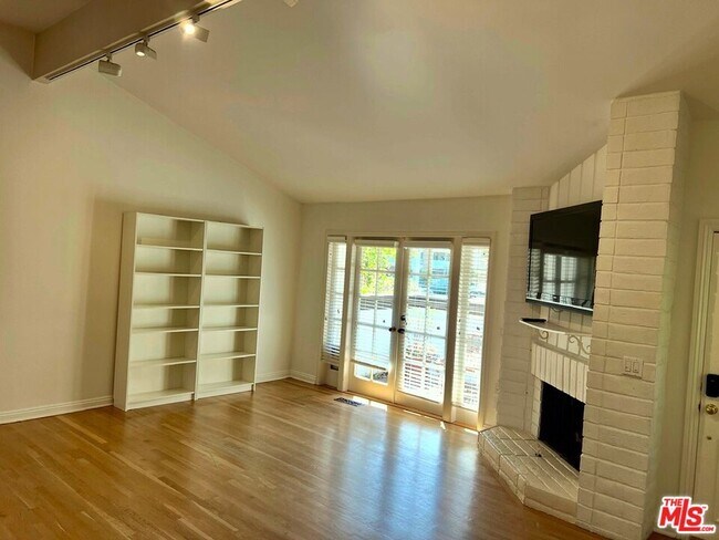 Building Photo - 1586 Palisades Dr