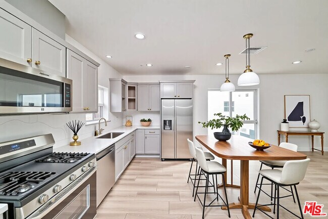 Building Photo - 1106 Queen Anne Pl