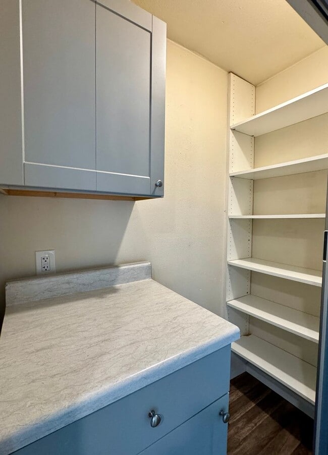 Building Photo - James Lane Duplex