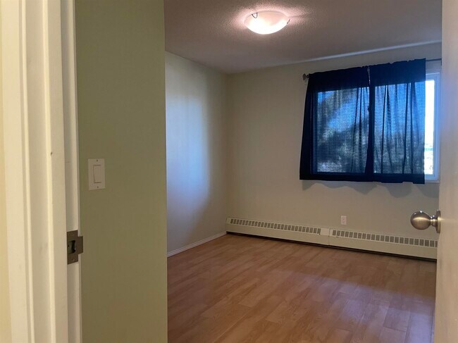 Photo du bâtiment - 2 Bed 1 Bath Unit in Olds, AB