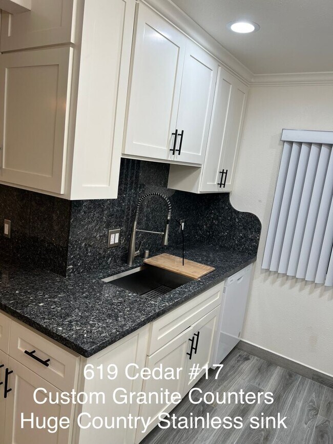Foto del edificio - 1 BED /1 BA AVAILABLE NOW!!!