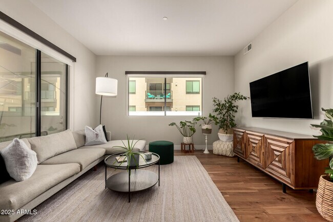 Foto del edificio - 7300 E Earll Dr