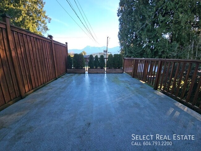 Photo du bâtiment - 9705 McNaught Rd