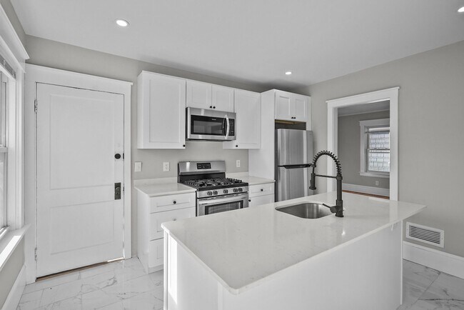 Foto del edificio - Completely Renovated 2 Bedroom in Elmhurst!
