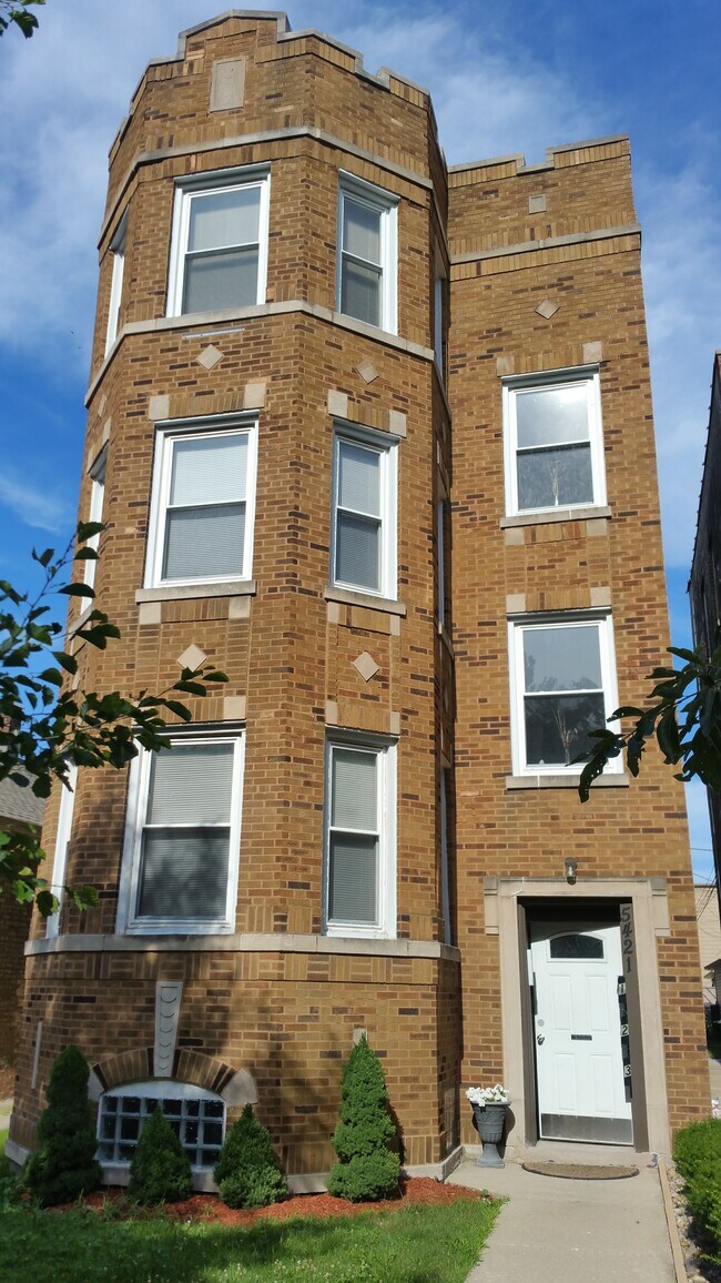 Building - 5421 N Artesian Ave
