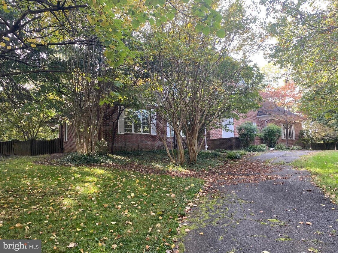 Foto principal - 889 Dolley Madison Blvd