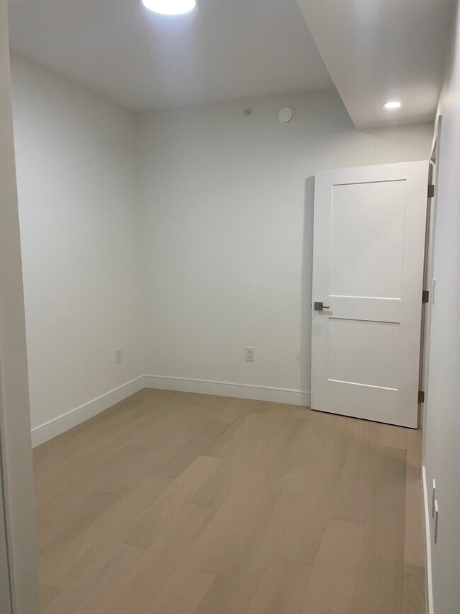 Building Photo - 918 32nd Av W