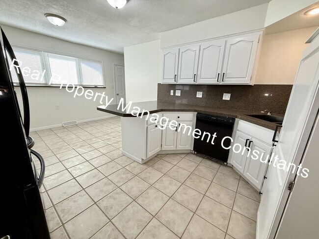 Building Photo - 3 bed 2.5 bath Private Oasis