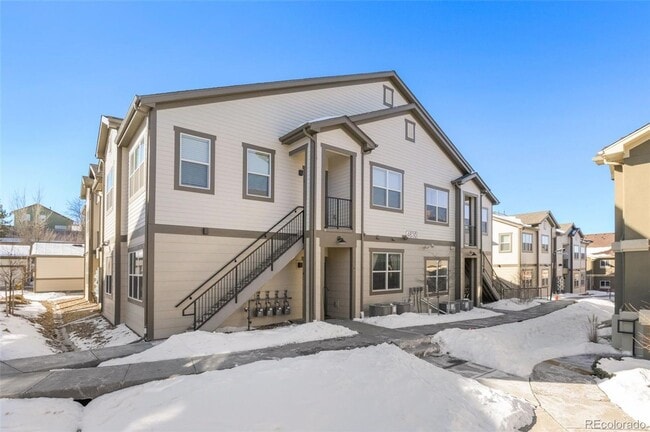 Building Photo - Gorgeous ground level Condo with Detached Garage | Pets Welcome | Detached Garage Included