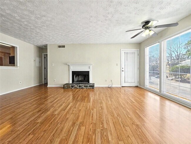 Foto del edificio - 1702 Country Park Dr