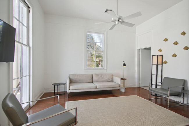 Building Photo - 1316 Burgundy St