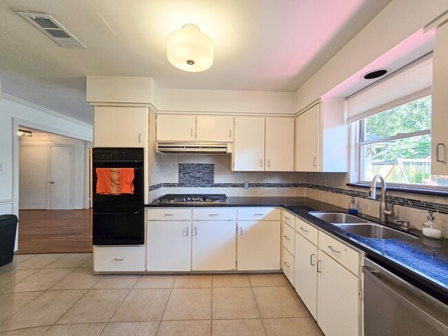 Building Photo - 9507 Meadowbriar Ln