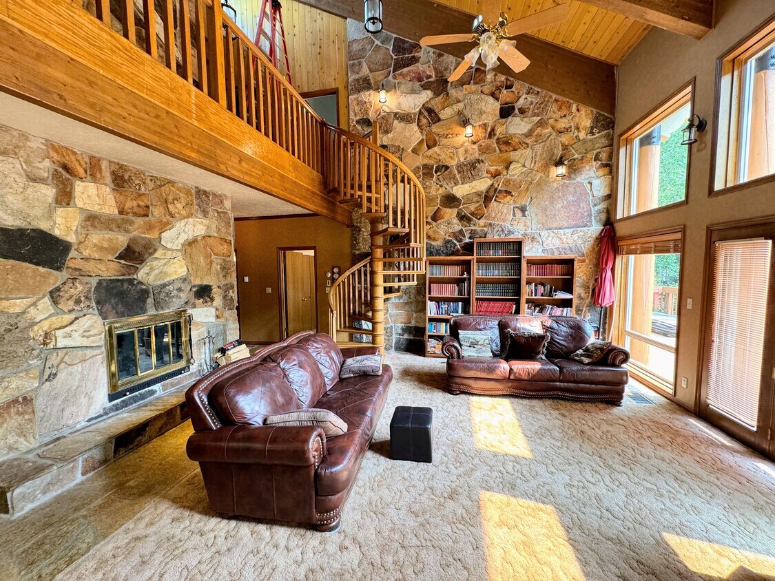 Primary Photo - Fully Furnished Mountain Oasis Home!