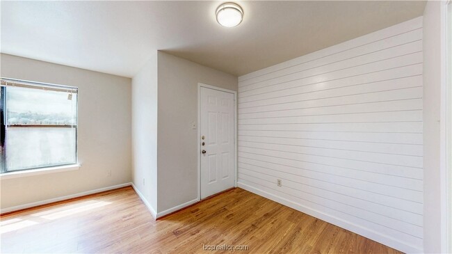 Building Photo - 2807 Longmire Dr