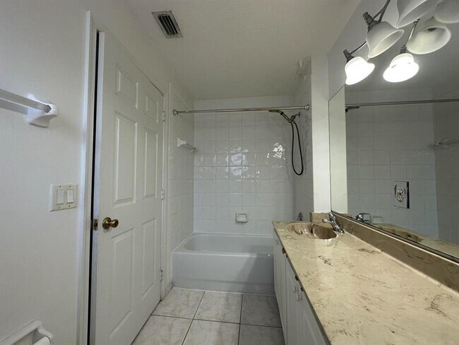 Foto del edificio - 140 Baldwin Blvd